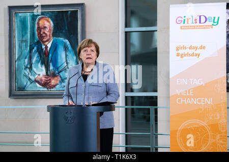 27 mars 2019, Berlin : la Chancelière Angela Merkel (CDU) se félicite de l'ouverture d'écolières Berlin cas de la 19e Journée des filles à la Chancellerie fédérale. Derrière elle se trouve une peinture de l'ancien chancelier allemand Helmut Kohl. Girls' Day est destiné à inspirer les filles à prendre ce qu'on appelle les professions MINT (mathématiques, informatique, sciences naturelles et de la technologie). Depuis que la campagne a été lancée en 2001, plus de 1,8 millions d'écolières ont déjà pris part à l'avenir 24. Traditionnellement, un jour avant le Girls' Day, le chancelier s'ouvre la journée d'action avec un cours technique i Banque D'Images