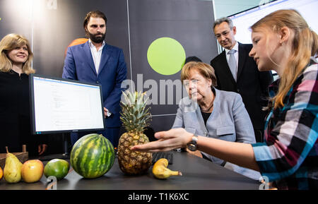 27 mars 2019, Berlin : à l'activité de lancement de la 19e Journée des filles à la Chancellerie fédérale, la chancelière Angela Merkel (CDU) parle à Berlin student Alina Kühn (r, 14) à différents stands sur un algorithme qui utilise des questions pour déterminer ce qui est préférable de manger des fruits. Girls' Day est destiné à inspirer les filles à prendre ce qu'on appelle les professions MINT (mathématiques, informatique, sciences naturelles et de la technologie). Depuis que la campagne a été lancée en 2001, plus de 1,8 millions d'écolières ont déjà pris part à l'avenir 24. Traditionnellement, un jour avant le Girls' Day, le Chancelier ouvre la Banque D'Images