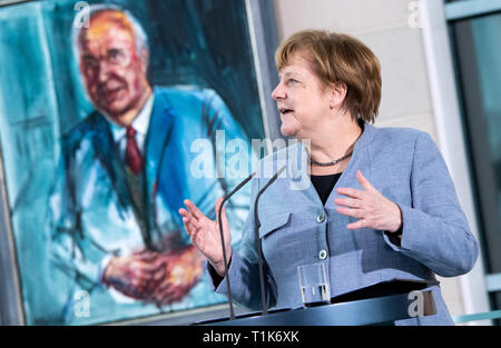 27 mars 2019, Berlin : la Chancelière Angela Merkel (CDU) se félicite de l'ouverture d'écolières Berlin cas de la 19e Journée des filles à la Chancellerie fédérale. Derrière elle se trouve une peinture de l'ancien chancelier allemand Helmut Kohl. Girls' Day est destiné à inspirer les filles à prendre ce qu'on appelle les professions MINT (mathématiques, informatique, sciences naturelles et de la technologie). Depuis que la campagne a été lancée en 2001, plus de 1,8 millions d'écolières ont déjà pris part à l'avenir 24. Traditionnellement, un jour avant le Girls' Day, le chancelier s'ouvre la journée d'action avec un cours technique i Banque D'Images