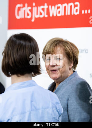 27 mars 2019, Berlin : la Chancelière Angela Merkel (CDU) parle d'écolières de Berlin à différents stands lors de l'inauguration de la 19e Journée des filles à la Chancellerie fédérale. Girls' Day est destiné à inspirer les filles à prendre ce qu'on appelle les professions MINT (mathématiques, informatique, sciences naturelles et de la technologie). Depuis que la campagne a été lancée en 2001, plus de 1,8 millions d'écolières ont déjà pris part à l'avenir 24. Traditionnellement, un jour avant le Girls' Day, le chancelier s'ouvre la journée d'action avec un cours technique à la Chancellerie fédérale. Photo : Bernd von Jutrczenka/dpa Banque D'Images