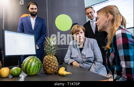 27 mars 2019, Berlin : à l'activité de lancement de la 19e Journée des filles à la Chancellerie fédérale, la chancelière Angela Merkel (CDU) parle à Berlin student Alina Kühn (r, 14) à différents stands sur un algorithme qui utilise des questions pour déterminer ce qui est préférable de manger des fruits. Girls' Day est destiné à inspirer les filles à prendre ce qu'on appelle les professions MINT (mathématiques, informatique, sciences naturelles et de la technologie). Depuis que la campagne a été lancée en 2001, plus de 1,8 millions d'écolières ont déjà pris part à l'avenir 24. Traditionnellement, un jour avant le Girls' Day, le Chancelier ouvre la Banque D'Images