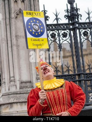London, UK., UK. 27 Mar 2019. Brexit clown manifestants déguisés en clowns Crédit : Ian Davidson/Alamy Live News Banque D'Images