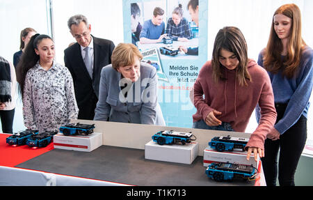 27 mars 2019, Berlin : la Chancelière Angela Merkel (CDU) parle avec Hannes Schwaderer (2e de gauche), Président de l'Initiative D21, lors de l'inauguration de la 19e Journée des filles à la Chancellerie fédérale, à différents stands avec Berlin écolières. Girls' Day est destiné à inspirer les filles à prendre ce qu'on appelle les professions MINT (mathématiques, informatique, sciences naturelles et de la technologie). Depuis que la campagne a été lancée en 2001, plus de 1,8 millions d'écolières ont déjà pris part à l'avenir 24. Traditionnellement, un jour avant le Girls' Day, le chancelier s'ouvre avec la journée d'action Banque D'Images