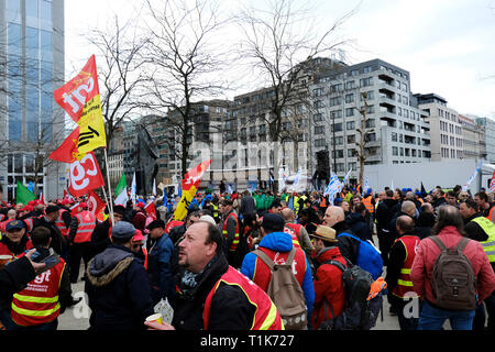 Bruxelles, Belgique. 27 mars 2019. Les représentants européens des syndicats du secteur des transports protester contre le dumping social. Les syndicats ont exigé pour plus d'égalité et les droits sociaux des travailleurs dans le secteur des transports dans l'Union européenne (UE). Alexandros Michailidis/Alamy Live News Banque D'Images