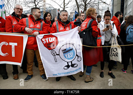 Bruxelles, Belgique. 27 mars 2019. Les représentants européens des syndicats du secteur des transports protester contre le dumping social. Les syndicats ont exigé pour plus d'égalité et les droits sociaux des travailleurs dans le secteur des transports dans l'Union européenne (UE). Alexandros Michailidis/Alamy Live News Banque D'Images