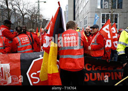 Bruxelles, Belgique. 27 mars 2019. Les représentants européens des syndicats du secteur des transports protester contre le dumping social. Les syndicats ont exigé pour plus d'égalité et les droits sociaux des travailleurs dans le secteur des transports dans l'Union européenne (UE). Alexandros Michailidis/Alamy Live News Banque D'Images