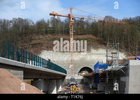 Wichmannshausen Sontra, Allemagne. Mar 27, 2019. Vue de la construction du tunnel de l'emplacement de l'A44 dans le district Werra-Meißner. La construction du tunnel est d'être conduit à travers la montagne pour 95 millions d'euros sur près de 1,7 kilomètres. L'autoroute A44 dans le nord de la Hesse fait partie de l'unité allemande du projet de transport. Le gouvernement fédéral, le coût total à 1,7 milliards d'euros. La nouvelle autoroute est à 70 kilomètres de long et 20 kilomètres sont actuellement ouverts à la circulation. Credit : Uwe Zucchi/dpa/Alamy Live News Banque D'Images