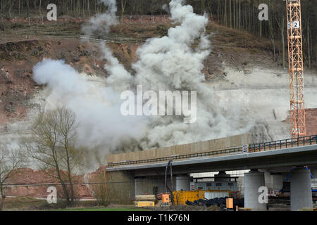 Wichmannshausen Sontra, Allemagne. Mar 27, 2019. La construction de l'autre tunnel de l'A44 commence par une projection symbolique. Le bâtiment est d'être conduit à travers la montagne pour 95 millions d'euros sur près de 1,7 kilomètres dans la Werra-Meißner district. L'autoroute A44 dans le nord de la Hesse fait partie de l'unité allemande du projet de transport. Le gouvernement fédéral, le coût total à 1,7 milliards d'euros. La nouvelle autoroute est à 70 kilomètres de long et 20 kilomètres sont actuellement ouverts à la circulation. Credit : Uwe Zucchi/dpa/Alamy Live News Banque D'Images