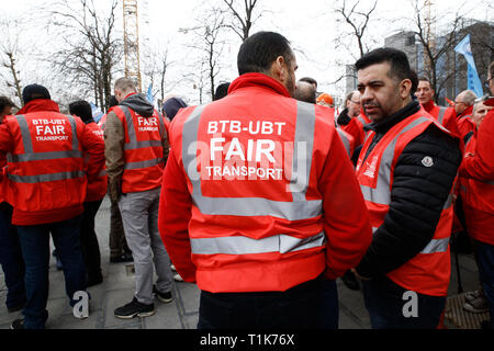 Bruxelles, Belgique. 27 mars 2019. Les représentants européens des syndicats du secteur des transports protester contre le dumping social. Les syndicats ont exigé pour plus d'égalité et les droits sociaux des travailleurs dans le secteur des transports dans l'Union européenne (UE). Alexandros Michailidis/Alamy Live News Banque D'Images