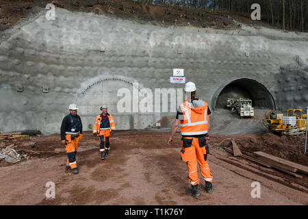 Wichmannshausen Sontra, Allemagne. Mar 27, 2019. Après le dynamitage symbolique pour une nouvelle construction de tunnels, les constructeurs du tunnel sont devant le mur d'arrêt. Le bâtiment est d'être conduit à travers la montagne pour 95 millions d'euros sur près de 1,7 kilomètres dans la Werra-Meißner district. L'autoroute A44 dans le nord de la Hesse fait partie de l'unité allemande du projet de transport. Le gouvernement fédéral, le coût total à 1,7 milliards d'euros. La nouvelle autoroute est à 70 kilomètres de long et 20 kilomètres sont actuellement ouverts à la circulation. Credit : Uwe Zucchi/dpa/Alamy Live News Banque D'Images