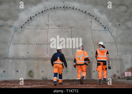 Wichmannshausen Sontra, Allemagne. Mar 27, 2019. Après le dynamitage symbolique pour une nouvelle construction, les constructeurs du tunnel tunnel approche le mur d'arrêt. Le bâtiment est d'être conduit à travers la montagne pour 95 millions d'euros sur près de 1,7 kilomètres dans la Werra-Meißner district. L'autoroute A44 dans le nord de la Hesse fait partie de l'unité allemande du projet de transport. Le gouvernement fédéral, le coût total à 1,7 milliards d'euros. La nouvelle autoroute est à 70 kilomètres de long et 20 kilomètres sont actuellement ouverts à la circulation. Credit : Uwe Zucchi/dpa/Alamy Live News Banque D'Images