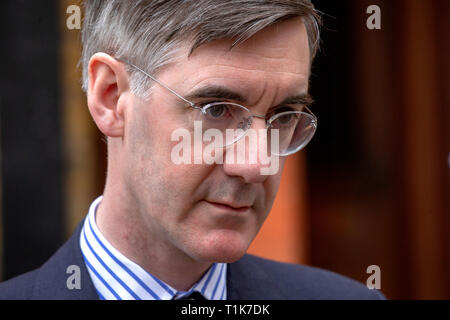 Londres, Royaume-Uni. 27 Mar 2019. Le député conservateur et président de l'ERG, Jacob Rees-Mogg, dans la région de Westminster aujourd'hui. Il dit qu'il est prêt à soutenir l'accord de mai Theresa si la DUP d'accord. Credit : Tommy Londres/Alamy Live News Banque D'Images