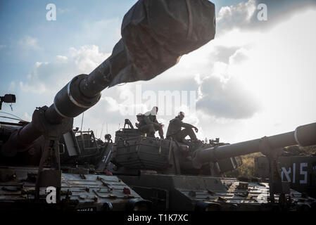 Sderot, Israël. Mar 27, 2019. Les soldats israéliens s'asseoir sur le dessus d'un véhicule blindé d'artillerie déployés près de la frontière Israel-Gaza. Credit : Ilia Efimovitch/dpa/Alamy Live News Banque D'Images