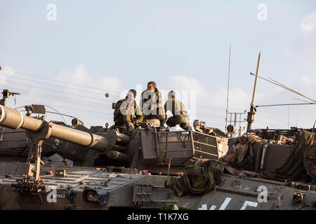 Sderot, Israël. Mar 27, 2019. Les soldats israéliens s'asseoir sur le dessus d'un véhicule blindé d'artillerie déployés près de la frontière Israel-Gaza. Credit : Ilia Efimovitch/dpa/Alamy Live News Banque D'Images