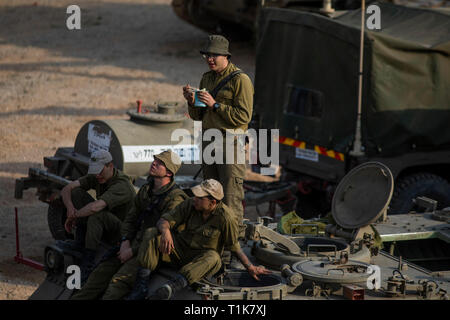 Sderot, Israël. Mar 27, 2019. Les soldats israéliens s'asseoir sur le dessus d'un véhicule blindé déployés près de la frontière Israel-Gaza. Credit : Ilia Efimovitch/dpa/Alamy Live News Banque D'Images