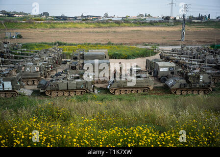 Sderot, Israël. Mar 27, 2019. Les troupes israéliennes se tiennent près de véhicules blindés d'artillerie qui a déployé près de la frontière Israel-Gaza. Credit : Ilia Efimovitch/dpa/Alamy Live News Banque D'Images