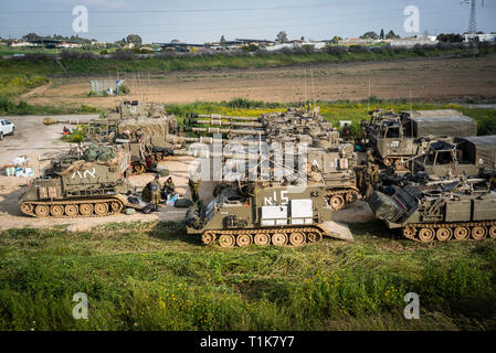 Sderot, Israël. Mar 27, 2019. Les troupes israéliennes se tiennent près de véhicules blindés d'artillerie qui a déployé près de la frontière Israel-Gaza. Credit : Ilia Efimovitch/dpa/Alamy Live News Banque D'Images
