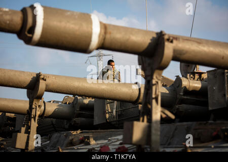 Sderot, Israël. Mar 27, 2019. Un soldat israélien se trouve au sommet d'un véhicule blindé d'artillerie déployés près de la frontière Israel-Gaza. Credit : Ilia Efimovitch/dpa/Alamy Live News Banque D'Images