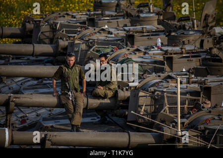 Sderot, Israël. Mar 27, 2019. Les soldats israéliens s'asseoir sur le dessus d'un véhicule blindé d'artillerie déployés près de la frontière Israel-Gaza. Credit : Ilia Efimovitch/dpa/Alamy Live News Banque D'Images