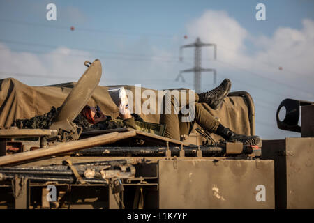 Sderot, Israël. Mar 27, 2019. Un soldat israélien se trouvent sur le dessus d'un véhicule blindé déployés près de la frontière Israel-Gaza. Credit : Ilia Efimovitch/dpa/Alamy Live News Banque D'Images