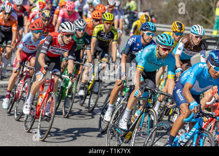 Volta le cyclisme sur route en Catalogne, Espagne. 27 mars, 2019. Les concurrents de l'équipe de cyclisme sur route en Catalogne sur la scène 3 (de Sant Feliu de Guixols Vallter à) 27. 200 03. 2019 Espagne Crédit : Arpad Radoczy/Alamy Live News Banque D'Images