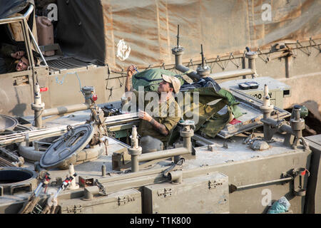 Sderot, Israël. Mar 27, 2019. Un soldat israélien se trouve dans la trappe d'un véhicule blindé déployés près de la frontière Israel-Gaza. Credit : Ilia Efimovitch/dpa/Alamy Live News Banque D'Images