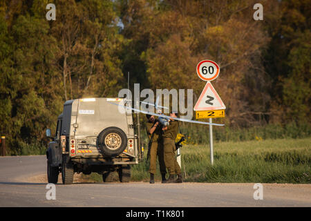 Sderot, Israël. Mar 27, 2019. Les troupes israéliennes détiennent un bourdon pendant leur déploiement près du Israel-Gaza frontière. Credit : Ilia Efimovitch/dpa/Alamy Live News Banque D'Images