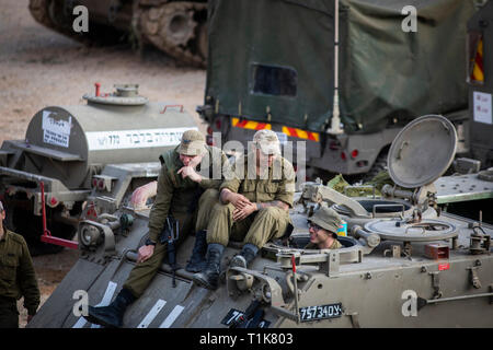 Sderot, Israël. Mar 27, 2019. Les soldats israéliens s'asseoir sur le dessus d'un véhicule blindé déployés près de la frontière Israel-Gaza. Credit : Ilia Efimovitch/dpa/Alamy Live News Banque D'Images
