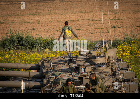 Sderot, Israël. Mar 27, 2019. Les soldats israéliens sont vus en haut de l'artillerie des véhicules blindés déployés près de la frontière Israel-Gaza. Credit : Ilia Efimovitch/dpa/Alamy Live News Banque D'Images