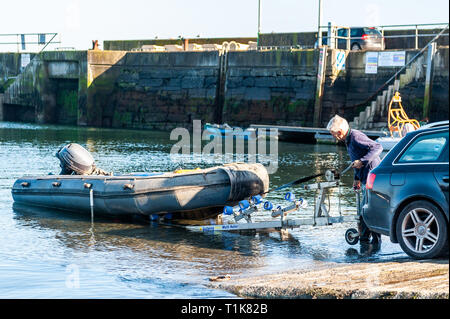 Schull, West Cork, Irlande. 27 mars, 2019. Un homme lance sa côte off Schull Harbour cale à la fin d'une belle journée dans la région de West Cork. Le reste de la journée sera ensoleillée, avec des maximums de 12° Celsius. Credit : Andy Gibson/Alamy Live News. Banque D'Images