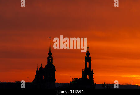 Dresde, Allemagne. Feb 26, 2019. Le soleil se couche sur la toile de fond de la vieille ville de Dresde et baigne le ciel dans une chaude lumière. Credit : Monika Skolimowska/dpa-Zentralbild/ZB/dpa/Alamy Live News Banque D'Images