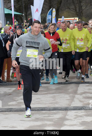 27 mars 2019, Bavaria, Munich : Stefan Kretzschmar, un ancien joueur de handball, est le premier à lancer le don d'exécuter à Takeda avec un démarrage précoce. La campagne vise à promouvoir la volonté de don d'organes en Allemagne. Photo : Tobias Hase/dpa Banque D'Images