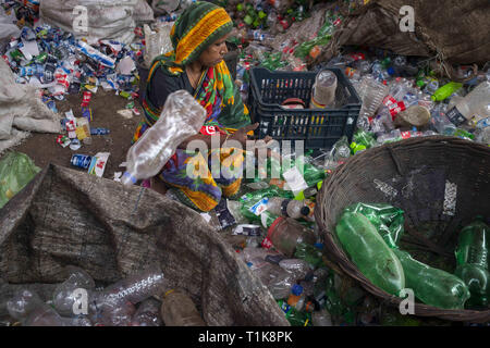 Dhaka, Dhaka, Bangladesh. Mar 27, 2019. Vu une femme travaillant dans une usine de recyclage de bouteilles en plastique.Les femmes et des travailleur ou le travail des enfants travaillent encore dans de nombreuses usines de recyclage de bouteilles en plastique. La plupart des usines n'entretient pas de bonnes conditions de travail pour l'un de ses ouvriers. Credit : Ziaul Haque Oisharjh SOPA/Images/ZUMA/Alamy Fil Live News Banque D'Images