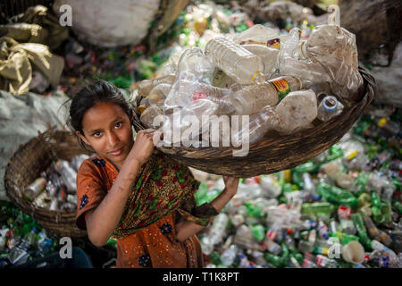 Dhaka, Dhaka, Bangladesh. Mar 27, 2019. Un girl vu travailler dans une usine de recyclage de bouteilles en plastique.Les femmes et des travailleur ou le travail des enfants travaillent encore dans de nombreuses usines de recyclage de bouteilles en plastique. La plupart des usines n'entretient pas de bonnes conditions de travail pour l'un de ses ouvriers. Credit : Ziaul Haque Oisharjh SOPA/Images/ZUMA/Alamy Fil Live News Banque D'Images