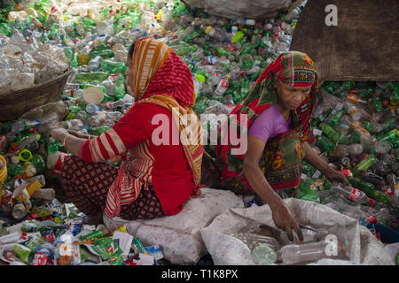Dhaka, Dhaka, Bangladesh. Mar 27, 2019. Les femmes sont considérées à travailler dans une usine de recyclage de bouteilles en plastique.Les femmes et des travailleur ou le travail des enfants travaillent encore dans de nombreuses usines de recyclage de bouteilles en plastique. La plupart des usines n'entretient pas de bonnes conditions de travail pour l'un de ses ouvriers. Credit : Ziaul Haque Oisharjh SOPA/Images/ZUMA/Alamy Fil Live News Banque D'Images