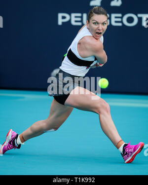 Miami Gardens, Florida, USA. Mar 27, 2019.  : Simona, de la Roumanie, en action contre Wang Qiang, de la Chine, au cours d'un match des quarts de finale à l'Open de Miami 2019 présenté par le tournoi de tennis professionnel Itau, joué au Hardrock Stadium de Miami Gardens, Florida, USA. A gagné 6-4, 7-5 :. Mario Houben/CSM/Alamy Live News Banque D'Images