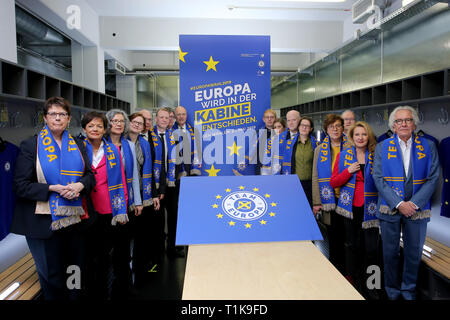 Dortmund, Allemagne. Mar 27, 2019. Lancement de la Conférence ministérielle européenne sous le slogan l'Europe sera décidé dans la cabine des représentants de tous les 16 états fédéraux allemands dans le homecabin du Borussia Dortmund. (L-R) BIRGIT HONE (Basse-Saxe), Lucia PUTTRICH (Hesse), ALEXANDRA ZOLLER (Bade-Wurtemberg), Tanja BAERMAN (Brême), ULRICH BEYER (Saxe), RONALD PIENKNY (Brandebourg), MATTHIAS HOFMANN (Thuringe), Burkhard classique (Saxe-Anhalt), Christoph ROTH (Sarre), Katrin KAUFMANN (Bavière), GERRY WOOP (Berlin), Annette TABBARA (Hambourg), THOMAS LENZ (Mecklembourg Pomera Banque D'Images