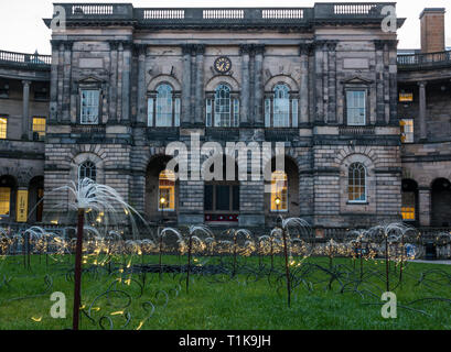 University of Edinburgh, Écosse, Royaume-Uni, 27 mars 2019. Installation de Bruce Munro Light : un ancien étudiant de l'Université d'Édimbourg, Ellie Maxwell, décédé d'un cancer il y a dix ans, a lancé l'association caritative Firefly International en 1999. L’installation de lumières scintillantes de Bruce Munro, Firefilies, marque le 20e anniversaire de la charité écossaise. L'installation d'éclairage comprend des centaines d'ampoules sur les tiges qui brillent dans le quad de Old College la nuit Banque D'Images