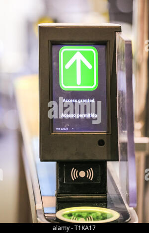 ExCel, Londres, Royaume-Uni. Mar 27, 2019. Détail sur l'écoulement d'digicon portes de contrôle d'accès. Le Passenger Terminal Expo 2019 rassemble des exposants et visiteurs pour voir les dernières nouvelles technologies et le lancement de produits provenant de plus de 350 de l'aéroport, leader mondial des fournisseurs de solutions. Credit : Imageplotter/Alamy Live News Banque D'Images