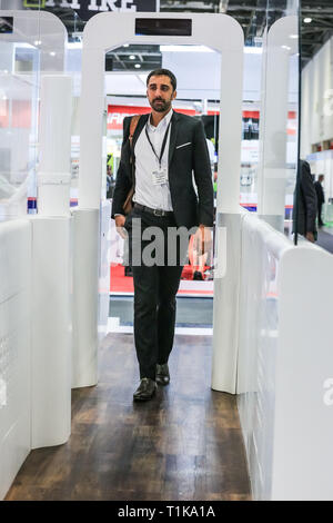 ExCel, Londres, Royaume-Uni. Mar 27, 2019. Un visiteur promenades à travers l'élégant Emaratech système de contrôle d'accès. Le Passenger Terminal Expo 2019 rassemble des exposants et visiteurs pour voir les dernières nouvelles technologies et le lancement de produits provenant de plus de 350 de l'aéroport, leader mondial des fournisseurs de solutions. Credit : Imageplotter/Alamy Live News Banque D'Images