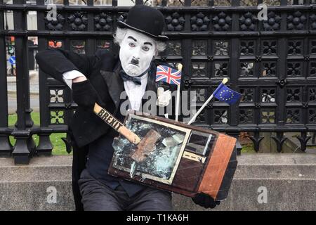 Westminster, London, UK. 27 Mar 2019. Rester protestataire. Un acteur Charlie Chaplin "marais" un plat avec un marteau marqué Brexit. Chambres du Parlement, Westminster, Londres. UK Crédit : michael melia/Alamy Live News Banque D'Images
