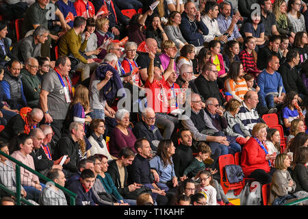 Candy Arena, Monza, Italie. 27 mars, 2019. Volleyball CEV Challenge Cup women, Final, deuxième manche. Saugella Monza exultation supporters pendant le match entre Monza et Aydin BBSK Saugella à l'Arène de bonbons de l'Italie. Credit : Claudio Grassi/Alamy Live News Banque D'Images