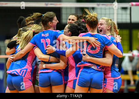 Candy Arena, Monza, Italie. 27 mars, 2019. Volleyball CEV Challenge Cup women, Final, deuxième manche. Saugella Monza sarcelle d'exultation après pendant le match entre Monza et Aydin BBSK Saugella à l'Arène de bonbons de l'Italie. Credit : Claudio Grassi/Alamy Live News Banque D'Images