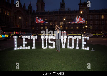 Londres, Royaume-Uni. Mar 27, 2019. Un Pro-Europe supporter les vagues les drapeaux britanniques, dans la région de College Green, Westminster. Les députés sont en raison d'un vote au parlement pour les 8 options de l'vote indicatif de décider de l'alternative à Theresa peut traiter du retrait. Credit : Santo Basone/Alamy Live News Crédit : Santo Basone/Alamy Live News Banque D'Images
