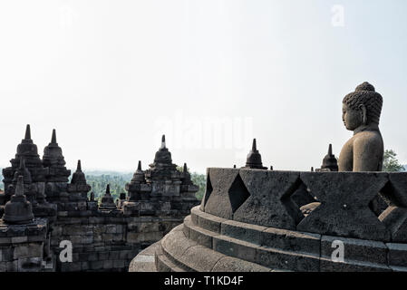 Statue de Bouddha sur la plate-forme supérieure de Borobudur, le plus grand temple bouddhiste dans le monde Banque D'Images