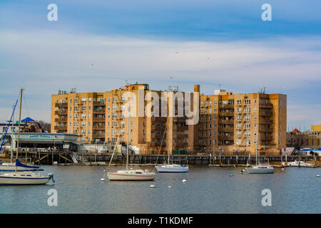 Vue sur la marina à Sheepshead Bay avec yachts stationnés à Brooklyn, New York Printemps 2019 Banque D'Images