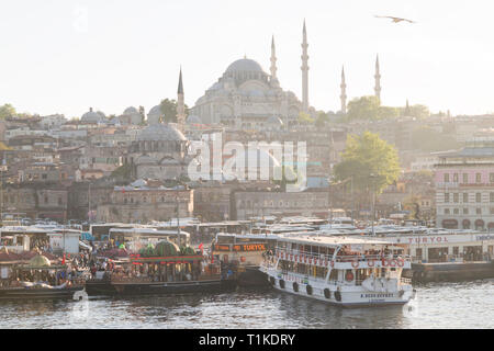 Istanbul, Turquie - 04 22 2016 : restaurants flottants et la nouvelle mosquée Yeni Cami à Eminonu. Vue depuis le pont de Galata, corne d'or, Istanbul, Turquie Banque D'Images