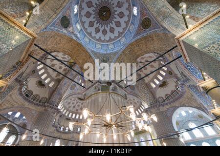 Vue de l'intérieur et le plafond de la Mosquée Sultan Ahmed (aussi appelée Mosquée bleue) à Istanbul, Turquie Banque D'Images