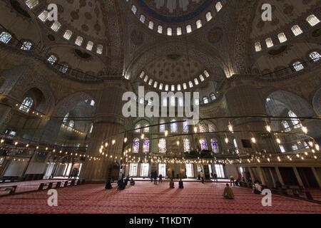 Vue de l'intérieur et le plafond de la Mosquée Sultan Ahmed (aussi appelée Mosquée bleue) à Istanbul, Turquie Banque D'Images