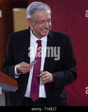 Le Président du Mexique, Andres Manuel Lopez Obrador est titulaire d'une carte de presse au cours de sa conférence de presse quotidienne du matin au Palais national le 25 mars 2019 à Mexico. Banque D'Images